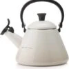 Le Creuset Fluitketel Kone - Meringue -Keukenbenodigdheden 1132x1200 3
