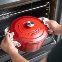 Nuovva Gietijzeren Braadpan Antiaanbaklaag Met Deksel - Sudderpan Rood - Rond - Ø24 Cm - 4.7 Liter - 100% PFAS & PFOA Vrij - Geschikt Voor Alle Warmtebronnen - Elektrisch - Gas - Halogeen - Inductie - Keramisch -Keukenbenodigdheden 1200x1200 1408