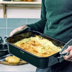 Dagelijkse Kost Door Jeroen Meus - Braadslede 39,5x28,6cm - Olijfgroen - Emaille - PFAS-vrij -Keukenbenodigdheden 1200x1200 1608