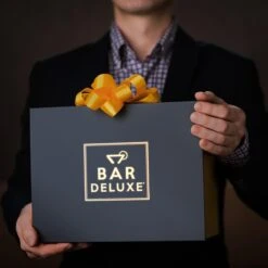 BarDeluxe® Whiskey Glazen - Whiskey Set - 4 Stuks - Whiskeyglazen - Whiskey Cadeauset - Handgemaakt - 100% Kristal - Whiskey Gift Set - Inclusief Unieke IJsblokjesvorm & Luxe Bewaardoos -Keukenbenodigdheden 1200x1200 1775