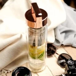Dzukou - Theeglas Met Filter - Waterfles Met Fruit Filter - Thermosfles Met Rosé Gouden Dop - 425 Ml Dubbelwandig Glazen Waterfles - Theefles - Duurzame En Milieuvriendelijke Theebeker Voor Onderweg – Luchtdicht En Lekvrij -Keukenbenodigdheden 1200x1200 1897