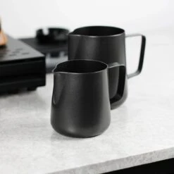 Melkopschuimkannetje Essentials - Zwart - 350ml - Melkkannetje Opschuim - Melkkannetje RVS - Melkkan -Keukenbenodigdheden 1200x1200 496