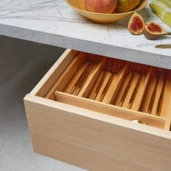 SCHOBERG Houten Bestekbak 34 Cm X 25 Cm X 5 Cm | Bamboe Enkele Keuken Bestekbak | Universele Bestekbak 10 SCHOBERG Houten Bestekbak 34 Cm X 25 Cm X 5 Cm | Bamboe Enkele Keuken Bestekbak | Universele Bestekbak -Keukenbenodigdheden 1200x1200 739