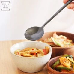 House Of Husk 1 Persoons Chopstick Set - 1 Paar Metalen Koreaanse Eetstokjes - Inclusief Eetlepel En Houder - RVS - Metaal - Eetstokjes - Koreaans - Vaatwasserbestendig - Sushi Chopsticks - Noodles - Zwart -Keukenbenodigdheden 1200x1200 875