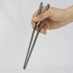 House Of Husk 1 Persoons Chopstick Set - 1 Paar Metalen Koreaanse Eetstokjes - Inclusief Eetlepel En Houder - RVS - Metaal - Eetstokjes - Koreaans - Vaatwasserbestendig - Sushi Chopsticks - Noodles - Zwart -Keukenbenodigdheden 1200x1200 878