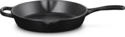 Le Creuset Hoge Ronde Skillet Mat Zwart 26cm 9 Le Creuset Hoge Ronde Skillet Mat Zwart 26cm -Keukenbenodigdheden 1200x353 1