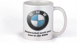 Cadeau Mok BMWrijder - Onderschat Nooit Een Man In Zijn BMW - Zwart Handvat- Kado Beker Voor Vader-opa-broer-neef-oom-zoon-papa -Keukenbenodigdheden 1200x675