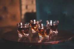 VDN Edam Whiskey Glazen Set Handgeblazen - 4 Whiskeyglazen – Tumbler - Loodvrij Kristal Glas 17 VDN Edam Whiskey Glazen Set Handgeblazen - 4 Whiskeyglazen – Tumbler - Loodvrij Kristal Glas -Keukenbenodigdheden 1200x799 103