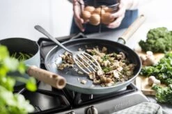 GreenPan Mayflower Koekenpannenset Ø 20cm + Ø 24cm + 1 Accessoire - Lichtblauw - Inductie - PFAS-vrij 25 GreenPan Mayflower Koekenpannenset Ø 20cm + Ø 24cm + 1 Accessoire - Lichtblauw - Inductie - PFAS-vrij -Keukenbenodigdheden 1200x800 126