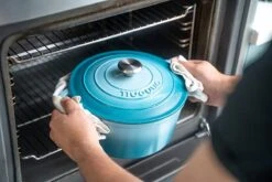 Nuovva Gietijzeren Braadpan Antiaanbaklaag Met Deksel - Sudderpan Blauw - Rond - Ø24 Cm - 4,7 Liter - 100% PFAS & PFOA Vrij - Geschikt Voor Alle Warmtebronnen - Elektrisch - Gas - Halogeen - Inductie – Keramisch -Keukenbenodigdheden 1200x800 209