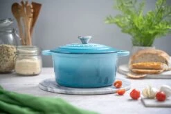 Nuovva Gietijzeren Braadpan Antiaanbaklaag Met Deksel - Sudderpan Blauw - Rond - Ø24 Cm - 4,7 Liter - 100% PFAS & PFOA Vrij - Geschikt Voor Alle Warmtebronnen - Elektrisch - Gas - Halogeen - Inductie – Keramisch -Keukenbenodigdheden 1200x800 210