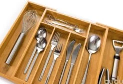 Budu Uitschuifbare Bamboe Bestekbak #33,5 (33,5 Cm Diep) - Bestekcassette Hout - Besteklade - 33,5 X 28 - 45 Cm - 5/7 Vakken 13 Budu Uitschuifbare Bamboe Bestekbak #33,5 (33,5 Cm Diep) - Bestekcassette Hout - Besteklade - 33,5 X 28 - 45 Cm - 5/7 Vakken -Keukenbenodigdheden 1200x828 5