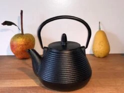 Zeer Mooie Gietijzeren Theepot 0.8 L Zwart, Van Het Merk LEIJZER Design.