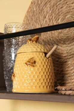 Clayre & Eef Honingpot Met Lepel Ø 11x14 Cm Geel Keramiek Rond Bijen Voorraadpot Deksel Bewaarpot Opbergpot 9 Clayre & Eef Honingpot Met Lepel Ø 11x14 Cm Geel Keramiek Rond Bijen Voorraadpot Deksel Bewaarpot Opbergpot -Keukenbenodigdheden 801x1200 9