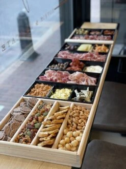 Sjoelbak - Borrelsjoelbak - Hapjesplank - Borrelplank - Mini Sjoelbak 120 Cm Met Zwarte Bakjes - Kleine Sjoelbakken -Keukenbenodigdheden 899x1200