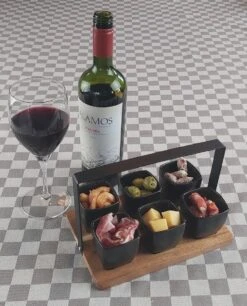 Mica Decorations - Luxe Tapas Set - 6 Zwarte Tapas Schaaltjes Op Houten Tapasplank - Servies - Borrelplank Olijfhout 7 Mica Decorations - Luxe Tapas Set - 6 Zwarte Tapas Schaaltjes Op Houten Tapasplank - Servies - Borrelplank Olijfhout -Keukenbenodigdheden 969x1200 3